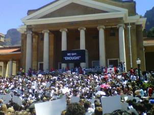 Estudantes da Universidade de Cape Town marcham em protesto contra a violação e assasinato de mulheres