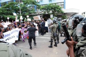 Marcha Código Penal - polícia (foto da WLSA)